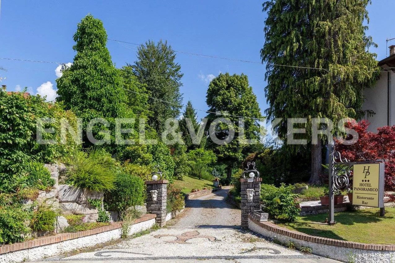 Immagine per Albergo in Vendita a Madonna Del Sasso Via Giuseppe Frua 31