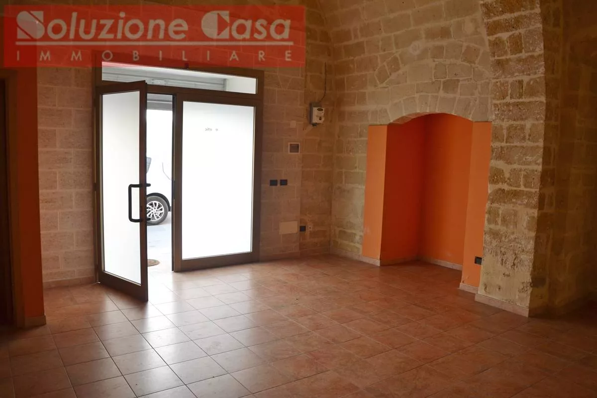 Immagine per Locale Commerciale in vednita a Canosa di Puglia via Andrea Doria