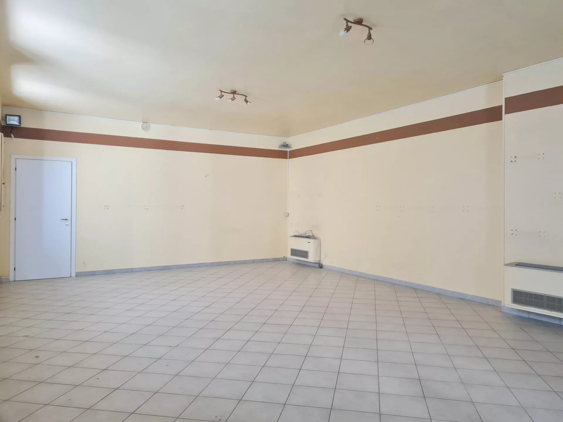 Immagine per Locale Commerciale in vendita a Carmagnola via Lomellini 12