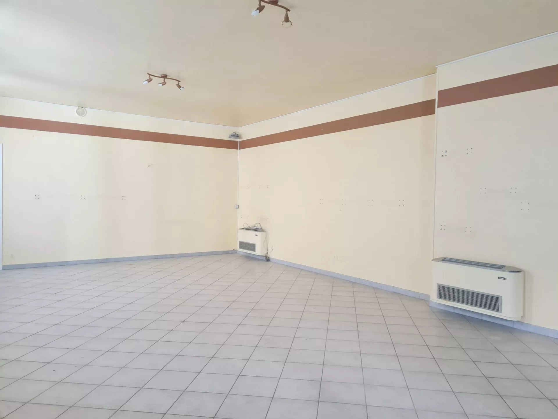 Immagine per Locale Commerciale in vendita a Carmagnola via Lomellini 12