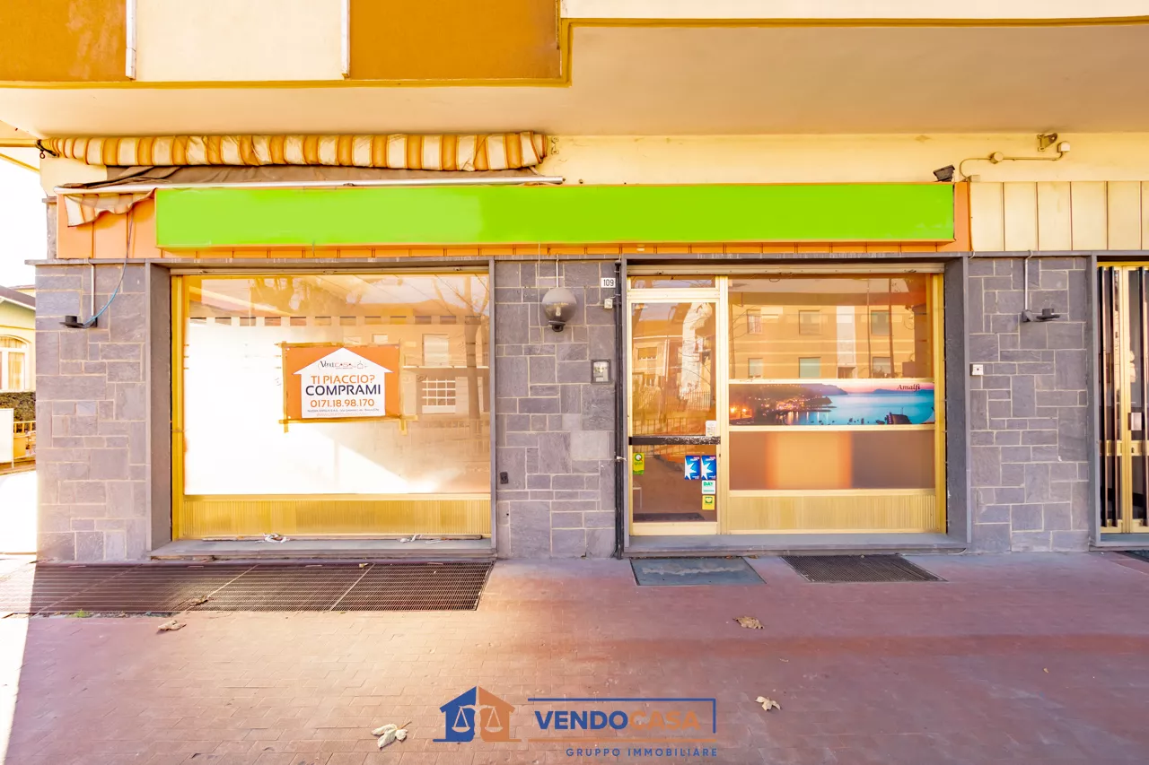 Immagine per Locale Commerciale in vendita a Caraglio via Cesare Battisti 109
