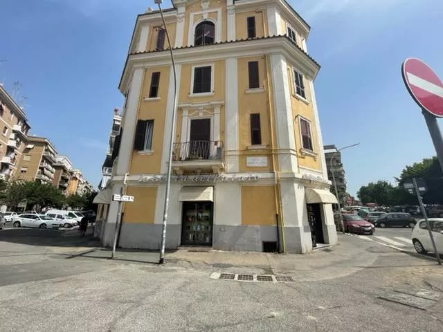 Immagine per Locale Commerciale in vendita a Roma Via Tommaso Da Celano