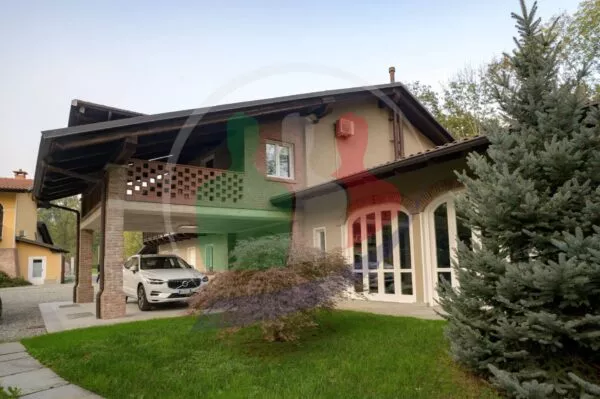 Villa Bifamiliare lungo, La Cassa