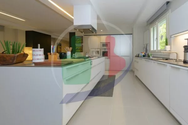 Villa Bifamiliare lungo, La Cassa