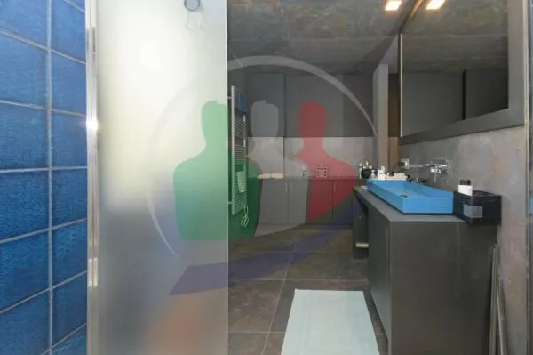Villa Bifamiliare lungo, La Cassa