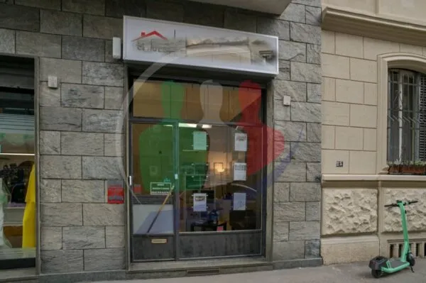 Locale Commerciale via Borgosesia, Torino