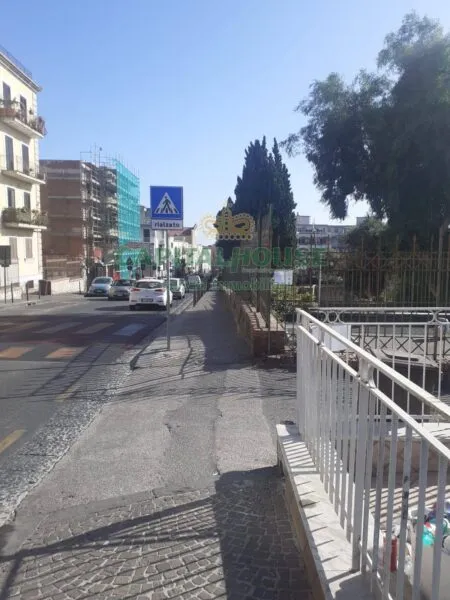 Locale Commerciale via Solfatara, Pozzuoli