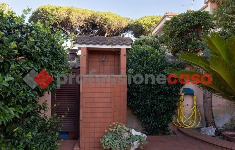 Immagine per Villa a schiera in vendita a Pomezia via Lago Maggiore 45
