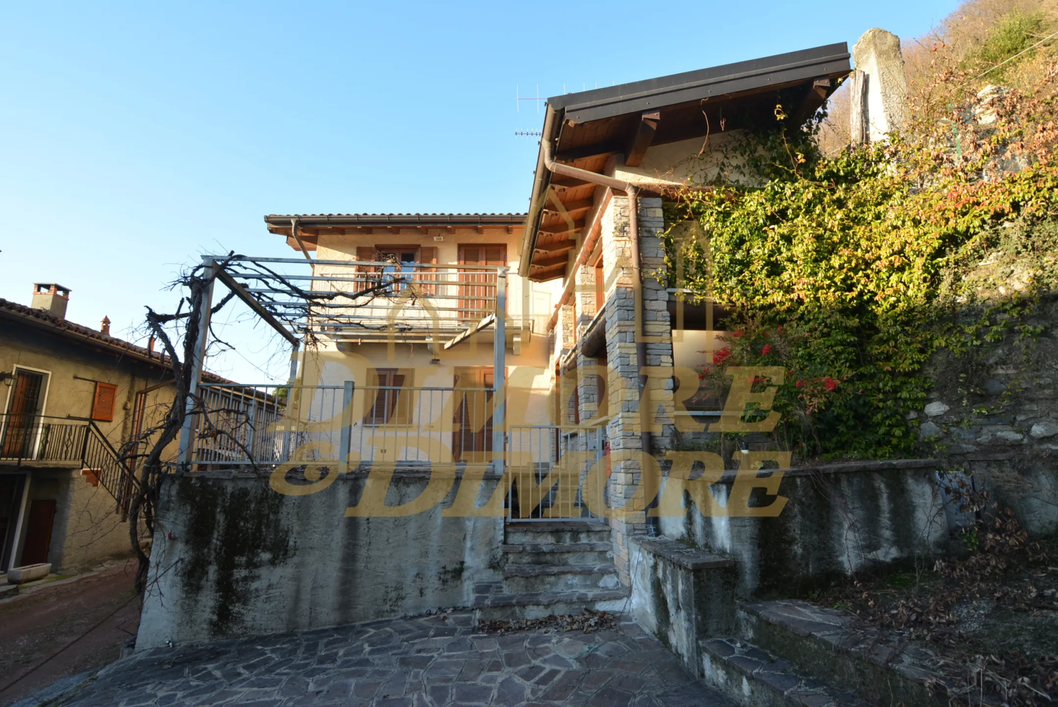 Immagine per Villa in vendita a Laveno-Mombello via Professor Monteggia 25-26