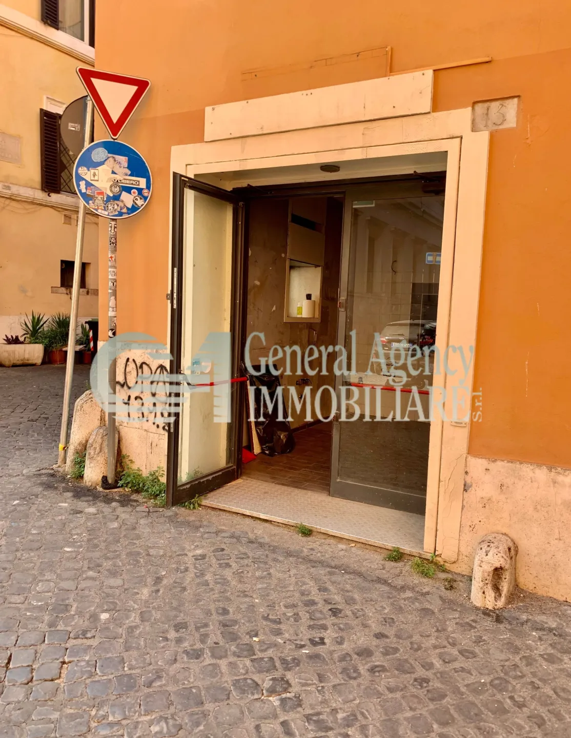 Immagine per Locale commerciale in vendita a Roma via Frangipane