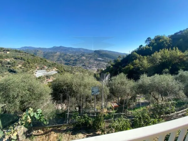 Villa Trifamiliare strada Degli Olandesi, Camporosso
