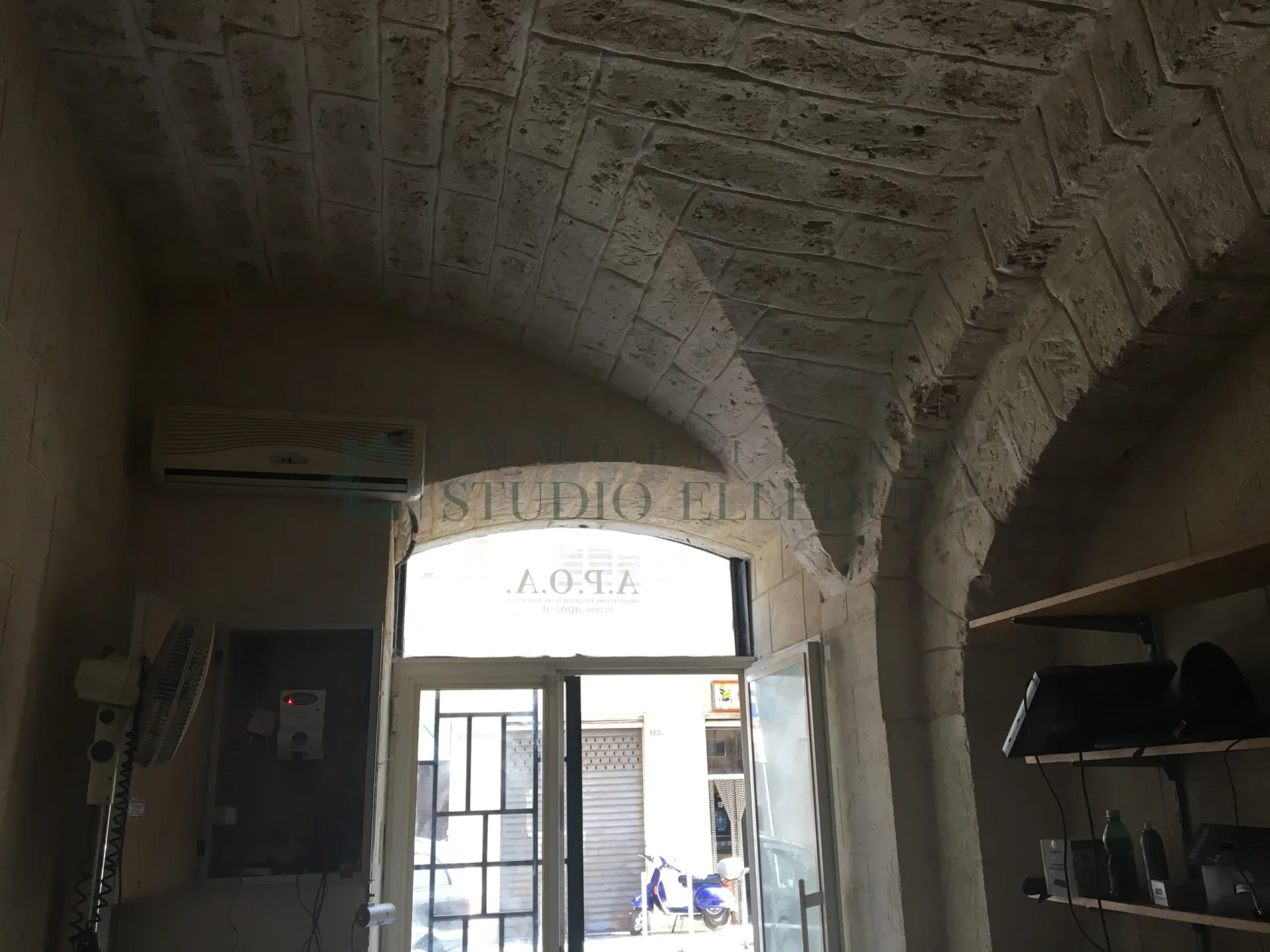 Immagine per Locale commerciale in vendita a Bari via Domenico Nicolai 108