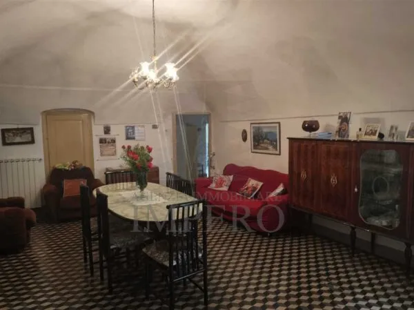 Porzione Di Casa piazza Martiri, Isolabona