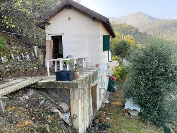 Villa Trifamiliare via Umberto Lorenzi, Ventimiglia