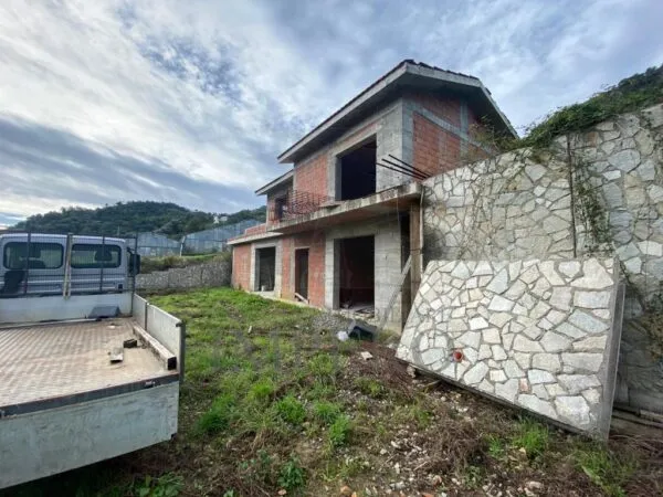 Villa Trifamiliare via Grammondo 6, Calvo, Ventimiglia