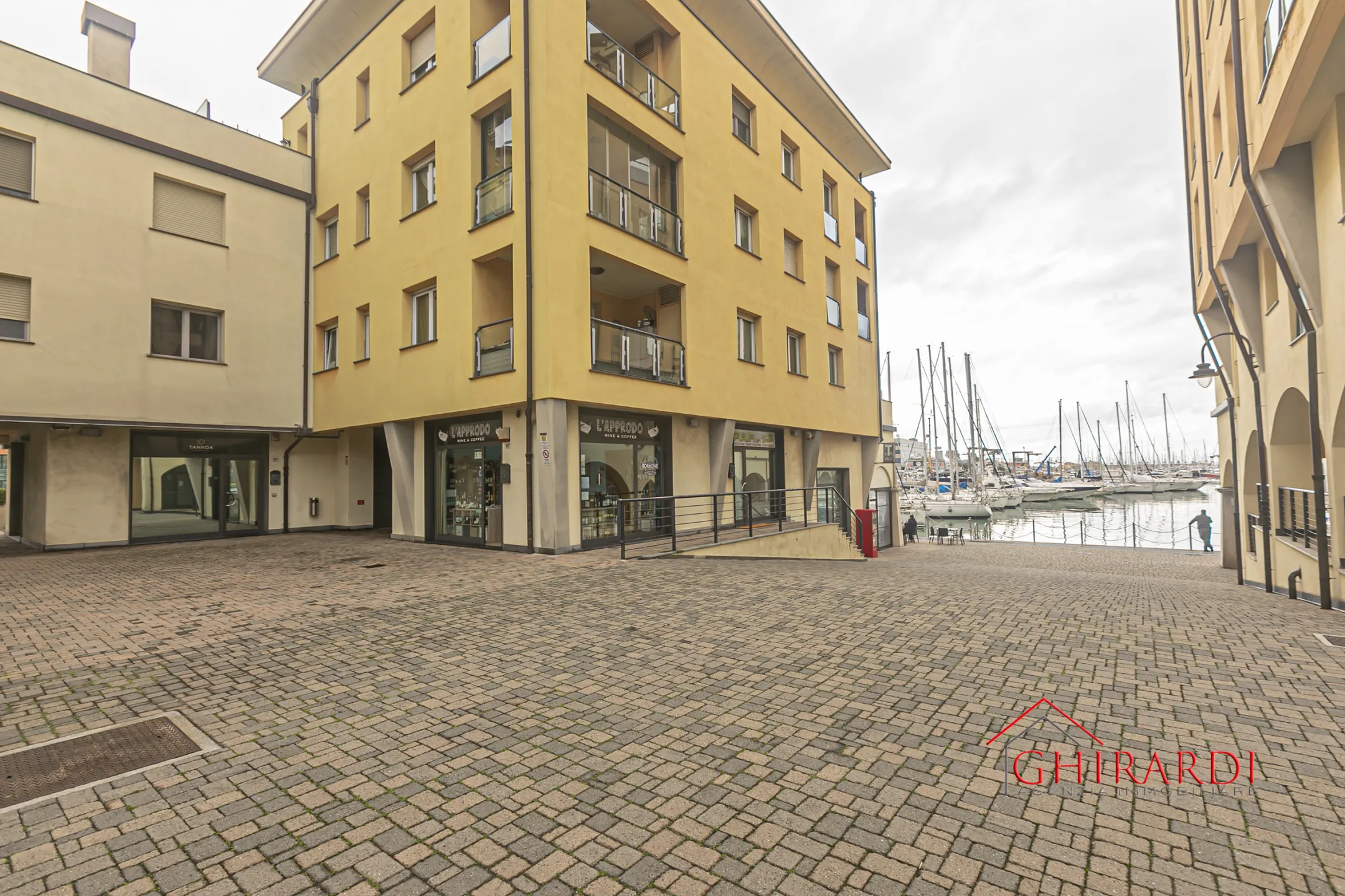 Immagine per Locale commerciale in affitto a Genova via Luigi Cibrario 55a