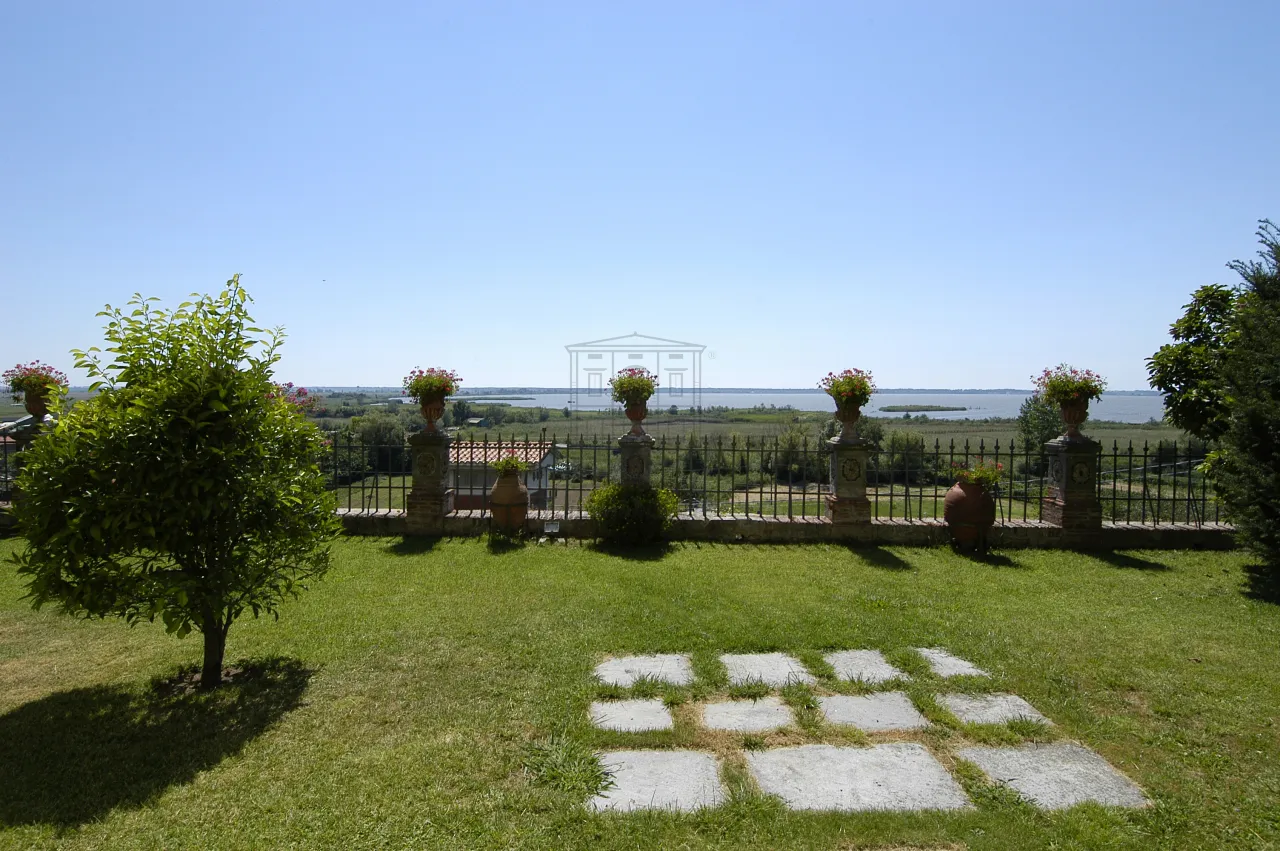Immagine per Villa in vendita a Lucca via Sarzanese 5082