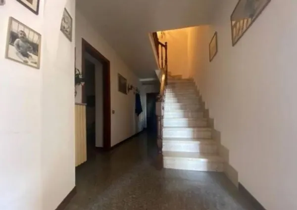 Villa via Larga, Luni
