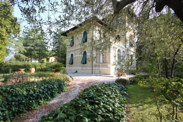 Villa via Sarzanese 1028, Lucca