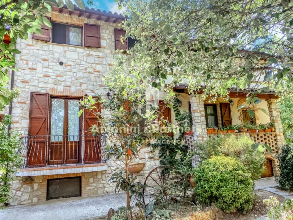 Villa via Località Colvalenza, Todi