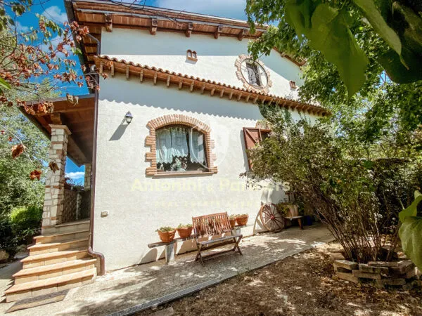Villa via Località Colvalenza, Todi
