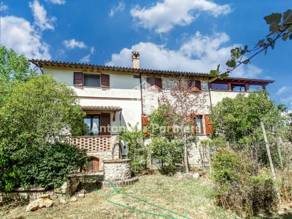Villa via Località Colvalenza, Todi