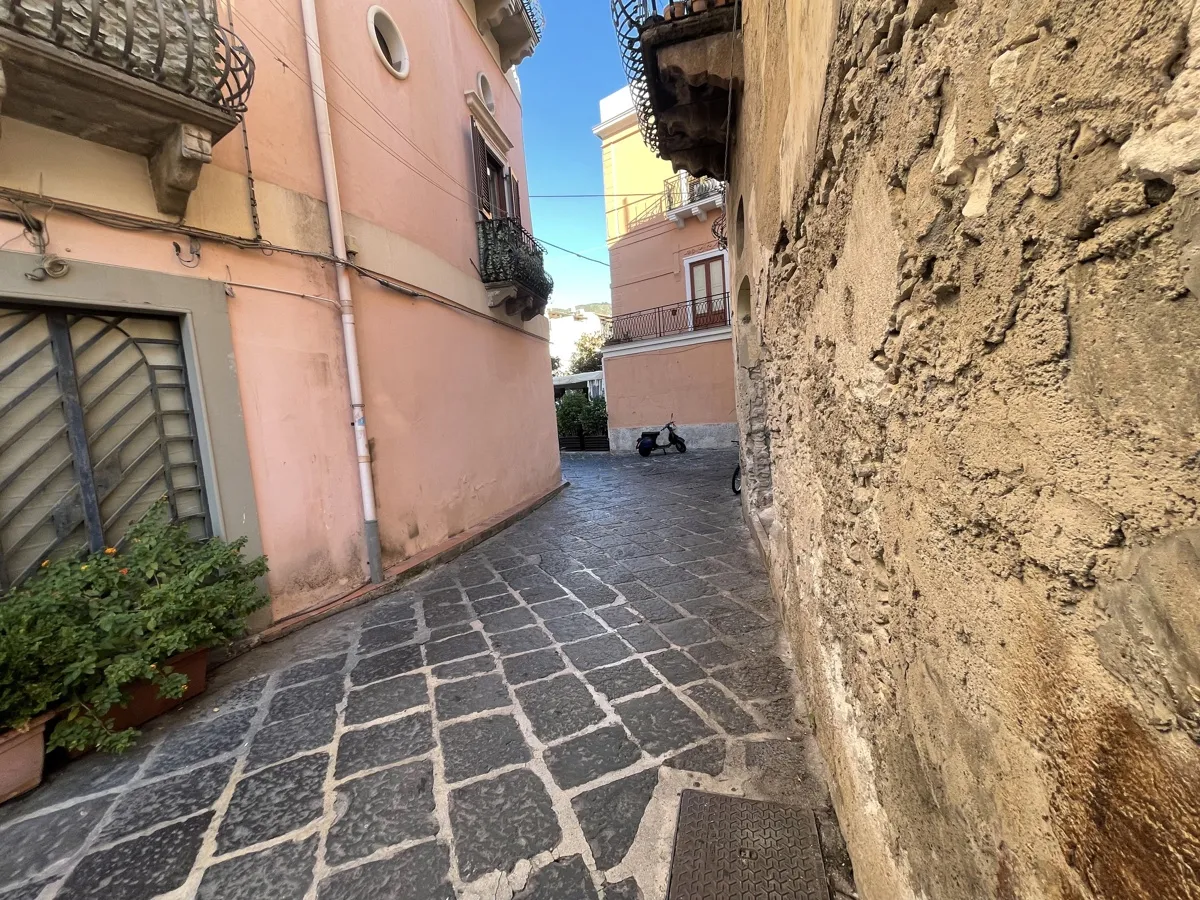 Immagine per Negozio in vendita a Lipari via Vico Bezzecca 5