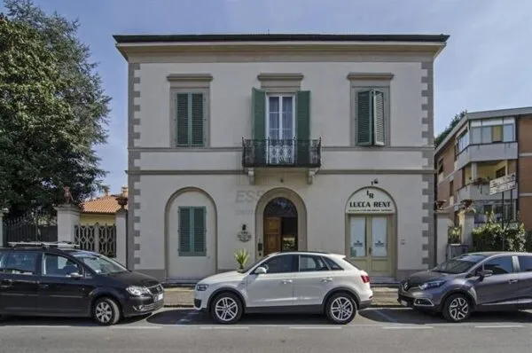 Capannone viale Puccini, Lucca