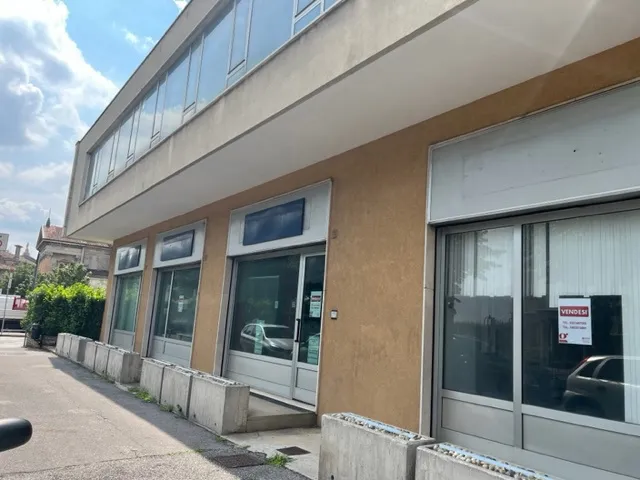 Immagine per Negozio in vendita a Alzano Lombardo via Roma 31