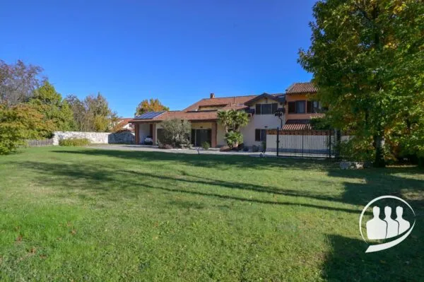 Villa Bifamiliare strada Romana, Caselette