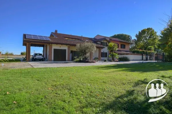 Villa Bifamiliare strada Romana, Caselette