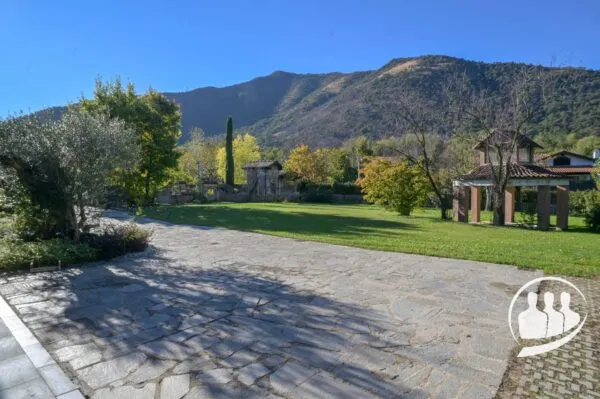 Villa Bifamiliare strada Romana, Caselette