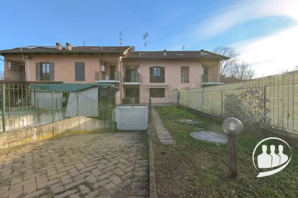 Villetta A Schiera Montanaro