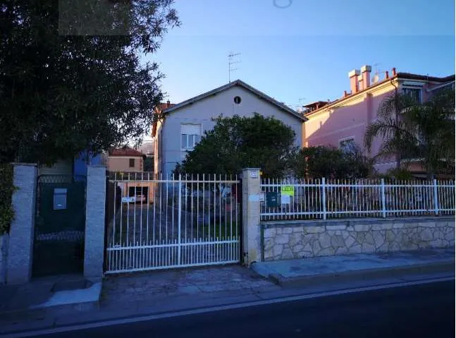 Immagine per Villa Bifamiliare in asta a Ceriale via Lungomare Armando Diaz 102