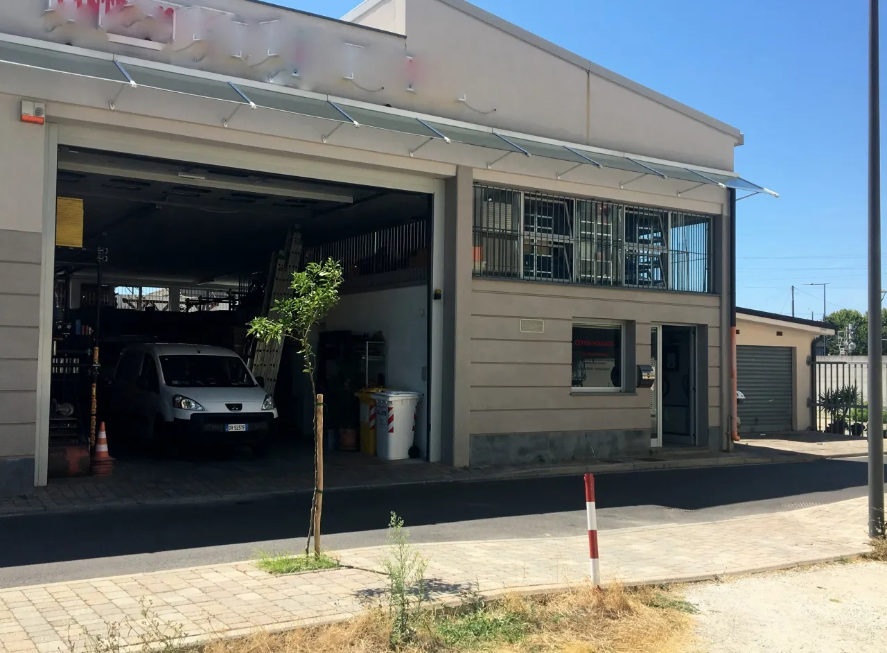 Immagine per Magazzino in vendita a Viareggio via della Circonvallazione 