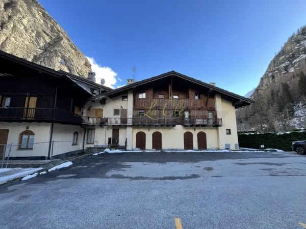 Trilocale strada Larzey - Entrèves 28, Courmayeur