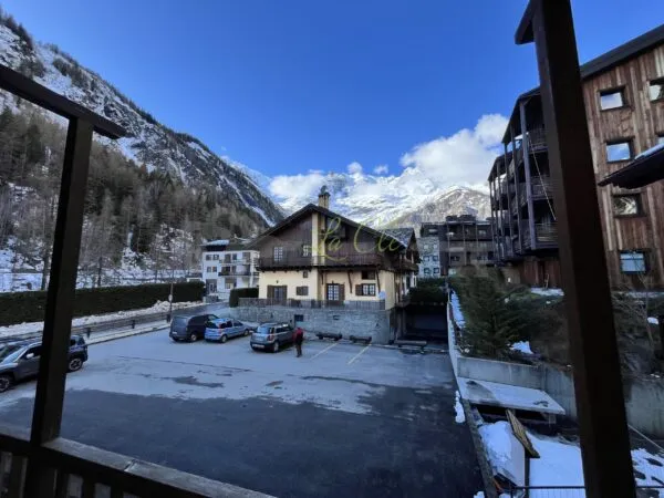 Trilocale strada Larzey - Entrèves 28, Courmayeur