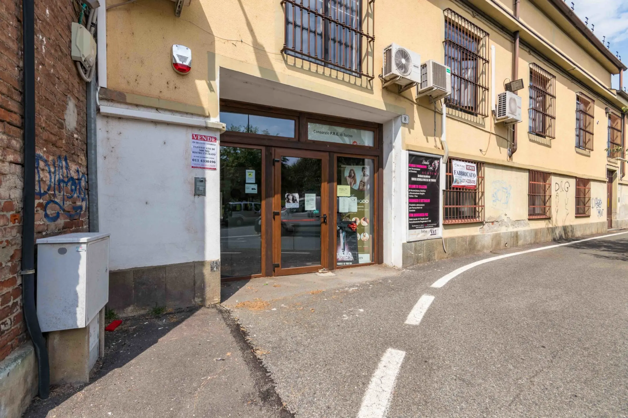 Immagine per Locale commerciale in vendita a Torino via Dronero 6