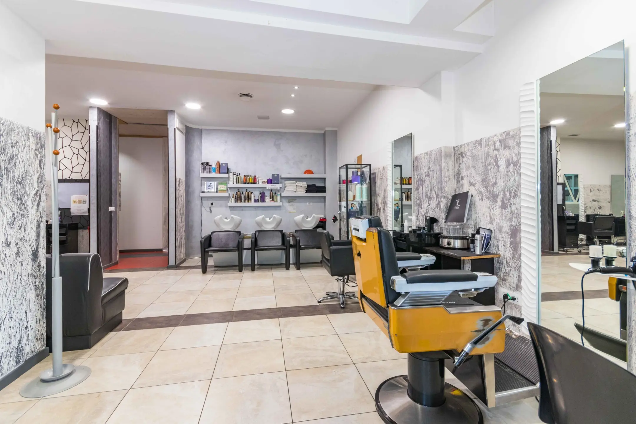 Immagine per Locale commerciale in vendita a Torino via Dronero 6