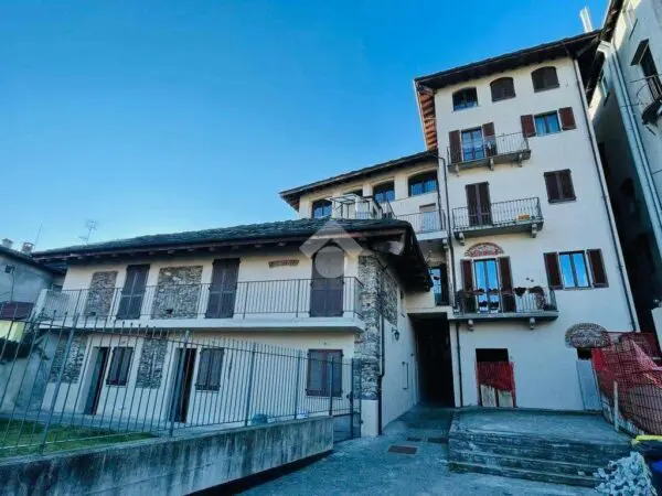 Villa via Umberto I 20, Lanzo Torinese