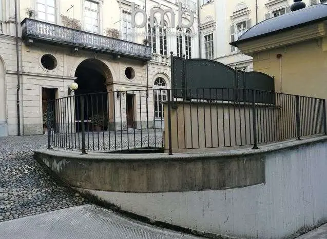 Immagine per Garage in vendita a Torino via Alfieri 18