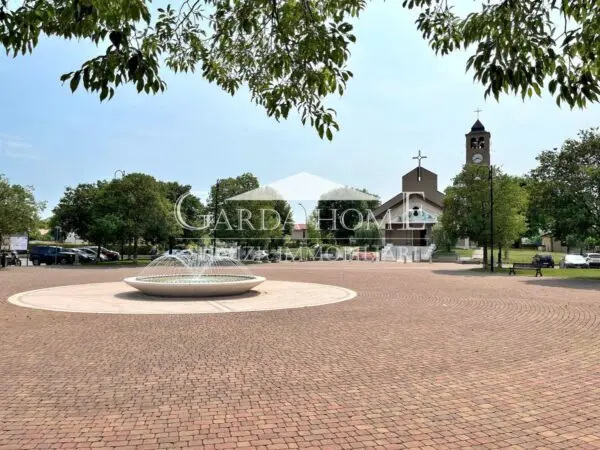 Negozio piazza Per La Concordia, Desenzano Del Garda