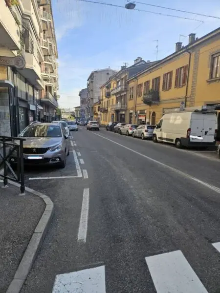 Locale Commerciale via Torino, Arona