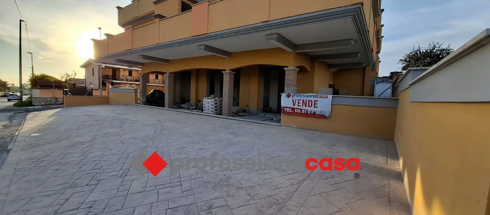 Immagine per Locale commerciale in vendita a Pomezia via Delle Orchidee