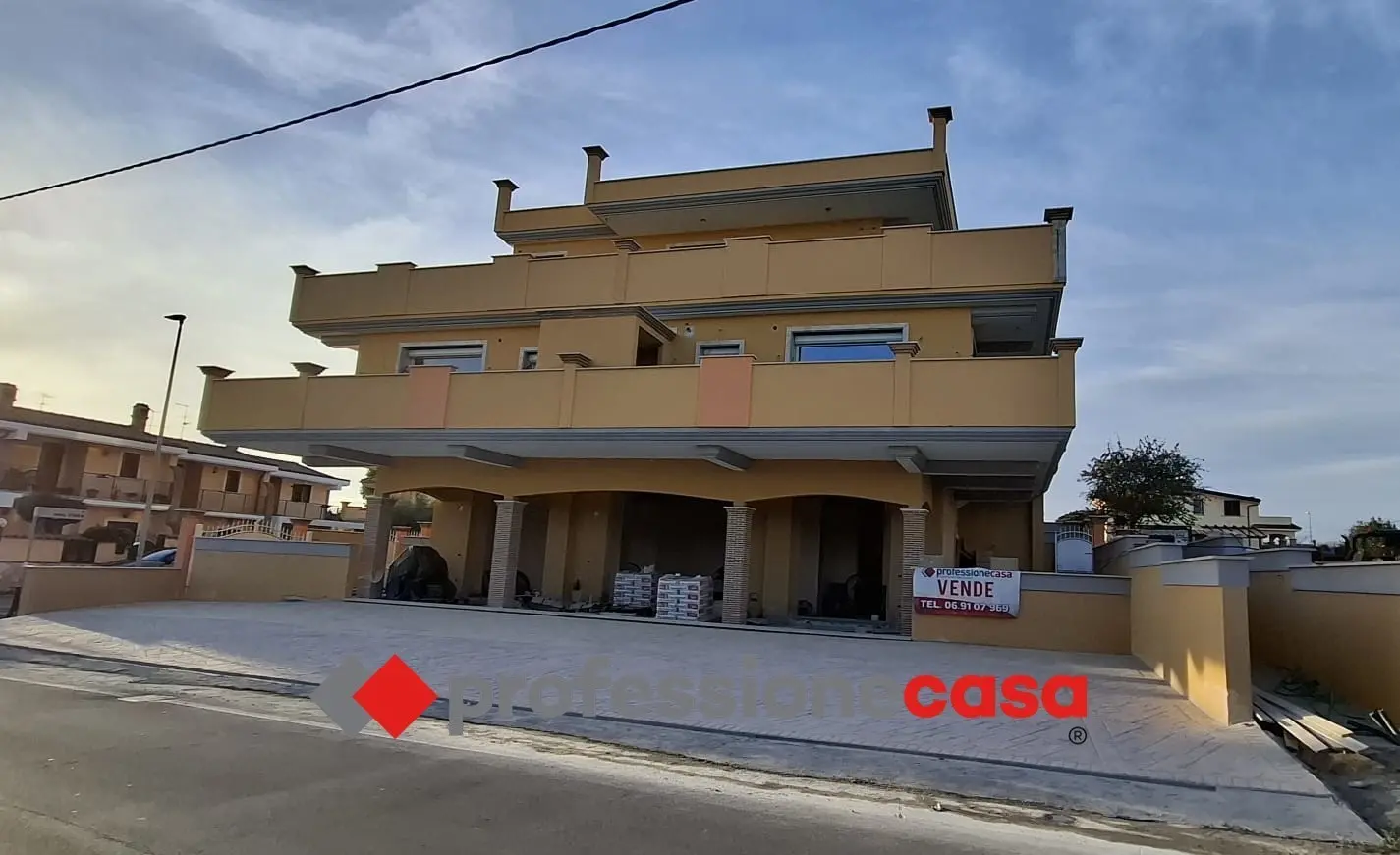 Immagine per Locale commerciale in vendita a Pomezia via Delle Orchidee