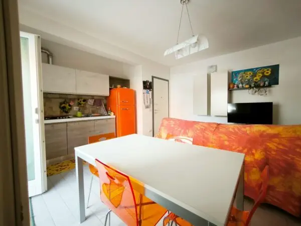 Monolocale 90, Carrara