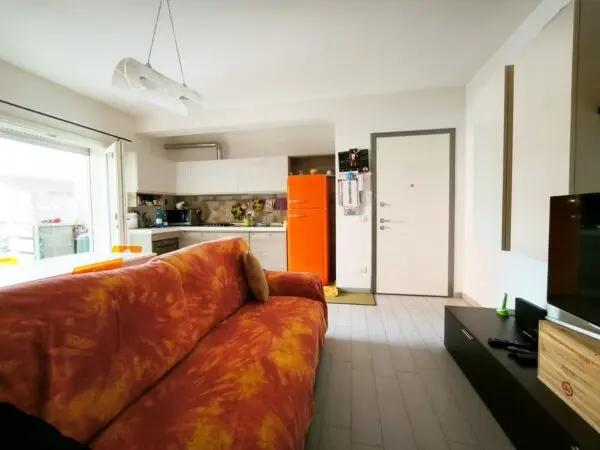 Monolocale 90, Carrara