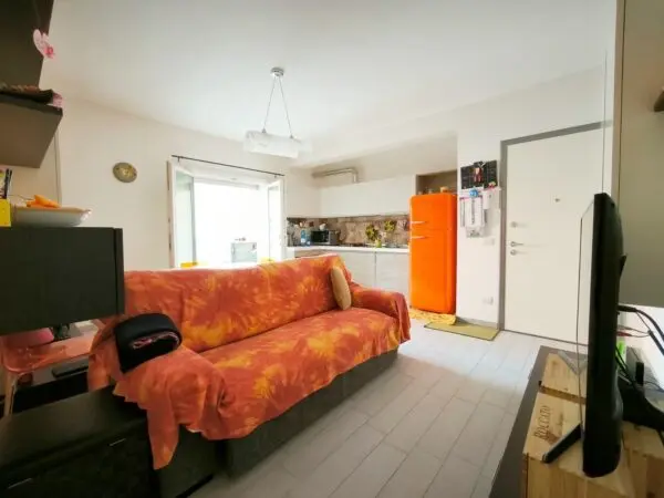 Monolocale 90, Carrara