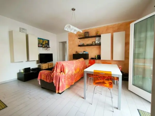 Monolocale 90, Carrara
