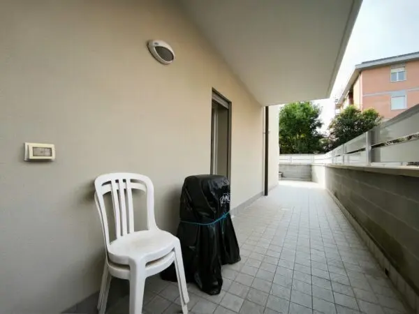 Monolocale 90, Carrara